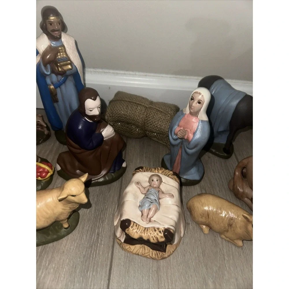 Beautiful Vintage Large Holland Mold Hand Painted 18 Piece Nativity Set Read Dis